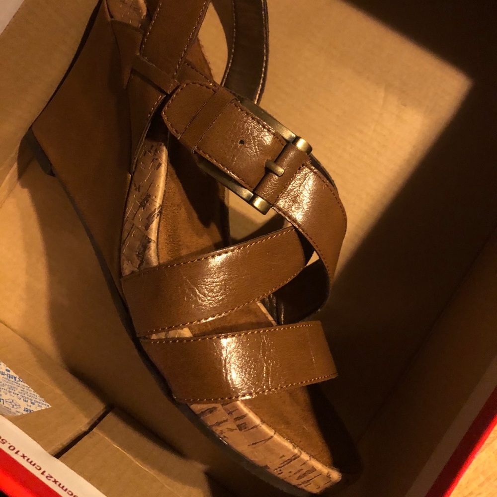 Never Worn Aerosoles Tan Dove Plush Sandals Sz 7